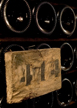 Bouteilles de cr&eacute;mant empil&eacute;es en cave