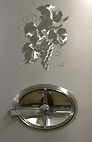Gravure sur cuve inox de Marc Lachaize repr&eacute;sentant grappe et feuilles de vigne